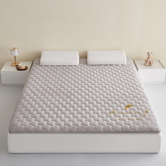 91家纺网 家纺一手货源 找家纺 希廷顿 2025春夏新款多边形床垫单床垫 浅灰-多边形-羽毛烫画