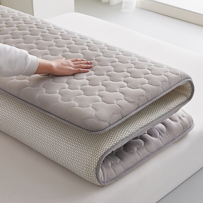 91家纺网 家纺一手货源 找家纺 希廷顿 2025春夏新款多边形床垫单床垫 浅灰-多边形-羽毛烫画