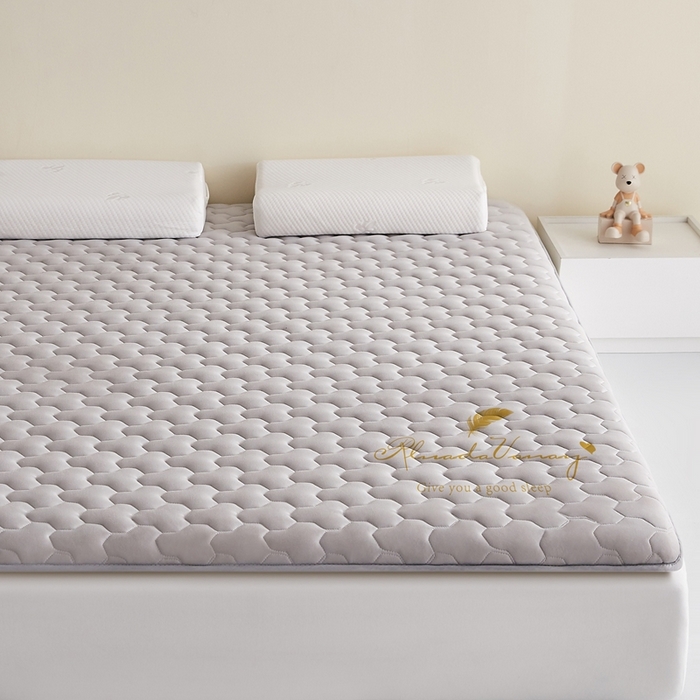 91家纺网 家纺一手货源 找家纺 希廷顿 2025春夏新款多边形床垫单床垫 浅灰-多边形-羽毛烫画