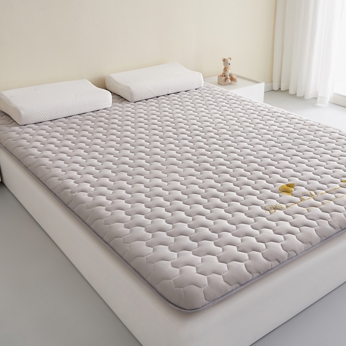 91家纺网 家纺一手货源 找家纺 希廷顿 2025春夏新款多边形床垫单床垫 浅灰-多边形-羽毛烫画