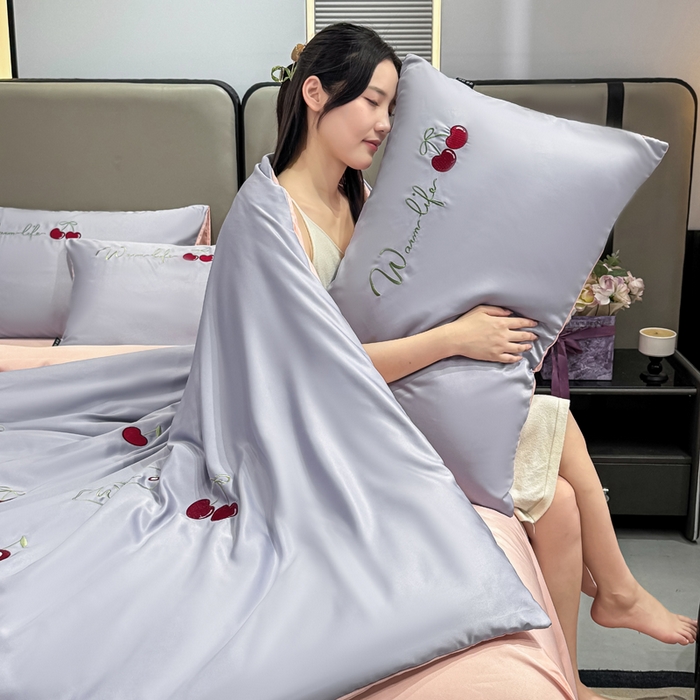 91家纺网 家纺一手货源 找家纺 乐沐家纺 2025春夏新款水洗真丝绣花冰丝四件套 樱桃-星黛紫