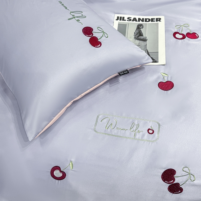 91家纺网 家纺一手货源 找家纺 乐沐家纺 2025春夏新款水洗真丝绣花冰丝四件套 樱桃-星黛紫