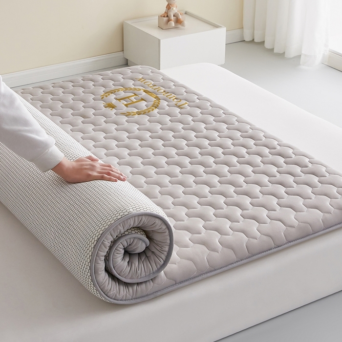 91家纺网 家纺一手货源 找家纺 希廷顿 2025春夏新款多边形床垫单床垫 浅灰-多边形-羽毛烫画
