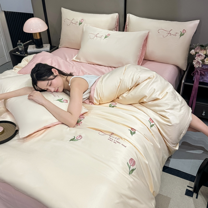 91家纺网 家纺一手货源 找家纺 乐沐家纺 2025春夏新款水洗真丝绣花冰丝四件套 郁金香-奶白粉