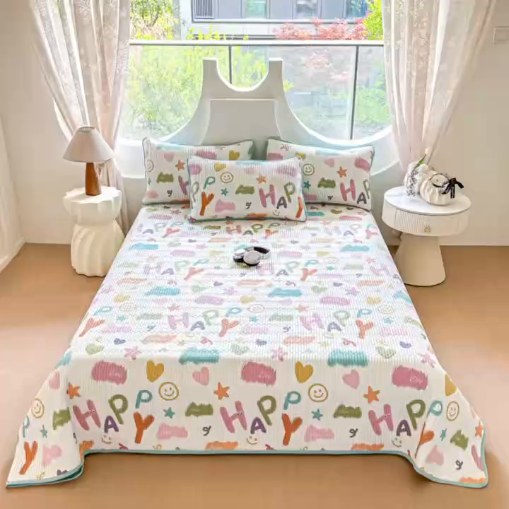 91家纺网 家纺一手货源 找家纺 橘夏家纺 2025新款多功能全棉双面床盖三件套纯棉夹棉加厚床单床垫盖毯 多巴胺字母