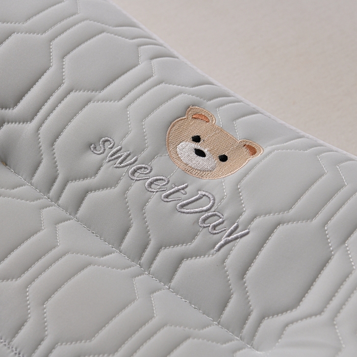 91家纺网 家纺一手货源 找家纺 （总）赛格时代家居 2025新款快乐小熊护颈羽丝绒枕