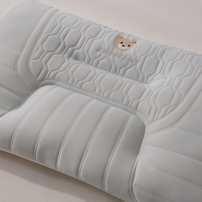 91家纺网 家纺一手货源 找家纺 （总）赛格时代家居 2025新款快乐小熊护颈羽丝绒枕