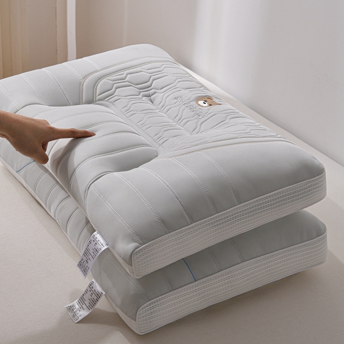 91家纺网 家纺一手货源 找家纺 （总）赛格时代家居 2025新款快乐小熊护颈羽丝绒枕