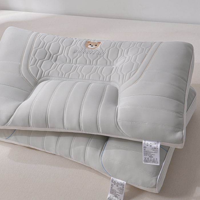 91家纺网 家纺一手货源 找家纺 （总）赛格时代家居 2025新款快乐小熊护颈羽丝绒枕