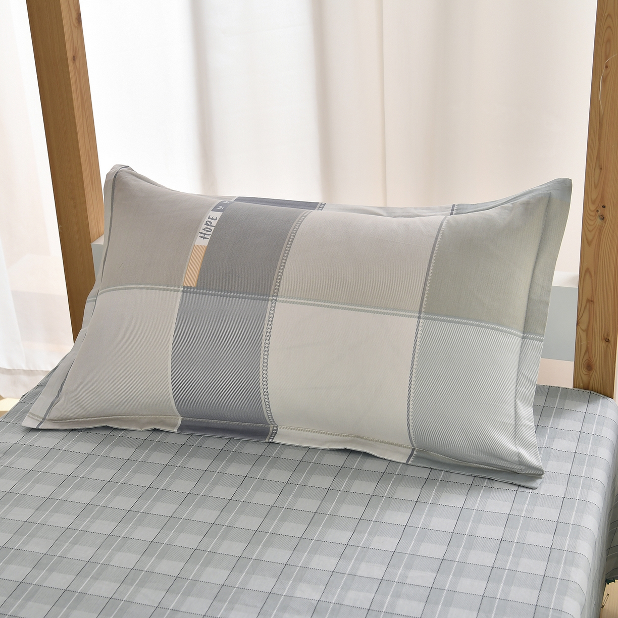 91家纺网 家纺一手货源 找家纺 乐旗家纺 2024新款13372全棉学生宿舍床单款三件套纯棉六件套 盗梦空间