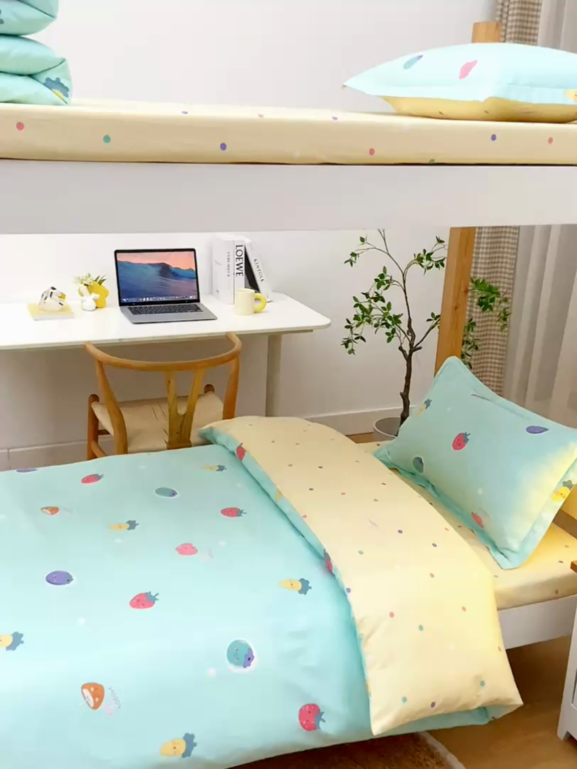 91家纺网 家纺一手货源 找家纺 乐旗家纺 2024新款13372全棉学生宿舍床单款三件套纯棉六件套 清新草莓