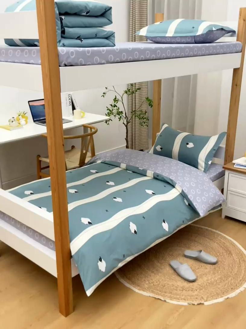 91家纺网 家纺一手货源 找家纺 乐旗家纺 2024新款13372全棉学生宿舍床单款三件套纯棉六件套 羊羊羊-蓝