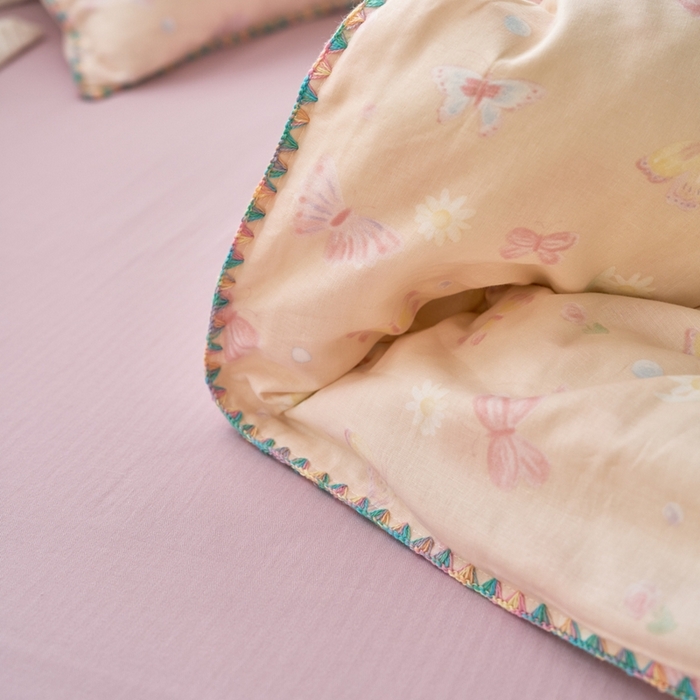 91家纺网 家纺一手货源 找家纺 洋铭区（原狠狠爱） 2025新款全棉彩边双层四件套 蝴蝶粉粉