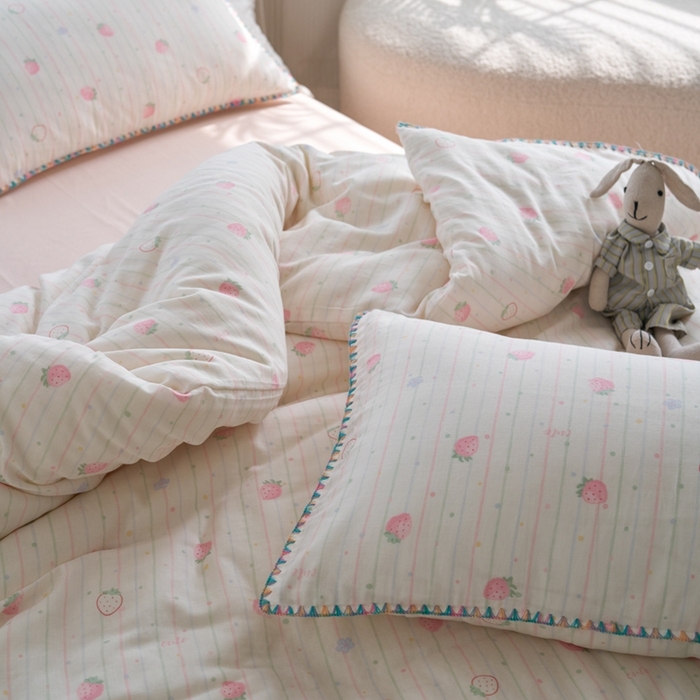 91家纺网 家纺一手货源 找家纺 洋铭区（原狠狠爱） 2025新款全棉彩边双层四件套 酸奶草莓