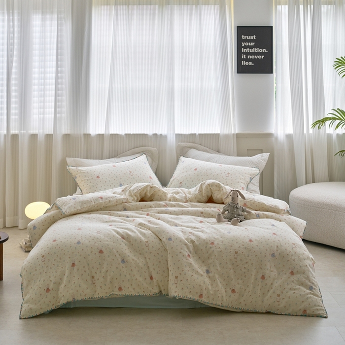 91家纺网 家纺一手货源 找家纺 洋铭区（原狠狠爱） 2025新款全棉彩边双层四件套 花田小兔