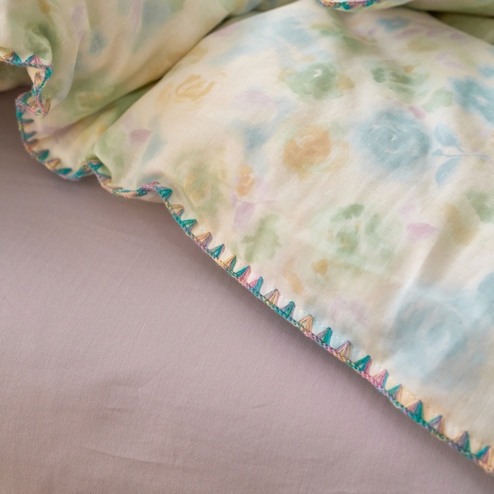 91家纺网 家纺一手货源 找家纺 洋铭区（原狠狠爱） 2025新款全棉彩边双层四件套 仙花朵朵