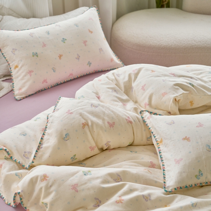 91家纺网 家纺一手货源 找家纺 洋铭区（原狠狠爱） 2025新款全棉彩边双层四件套 彩蝶仙子