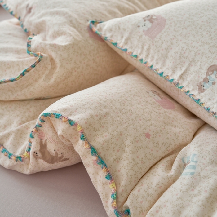 91家纺网 家纺一手货源 找家纺 洋铭区（原狠狠爱） 2025新款全棉彩边双层四件套 小懒猫