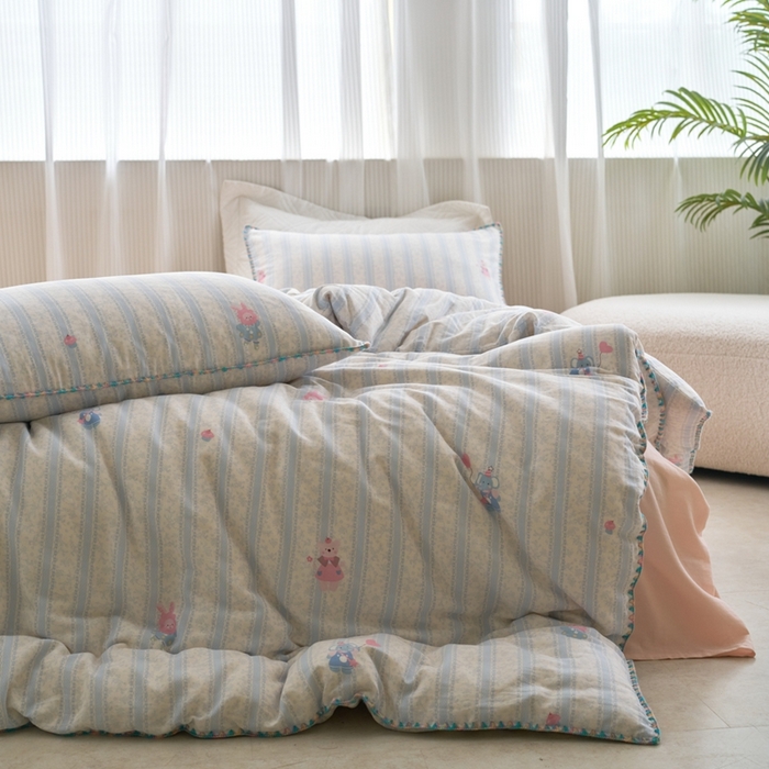 91家纺网 家纺一手货源 找家纺 洋铭区（原狠狠爱） 2025新款全棉彩边双层四件套 萌宝乐园