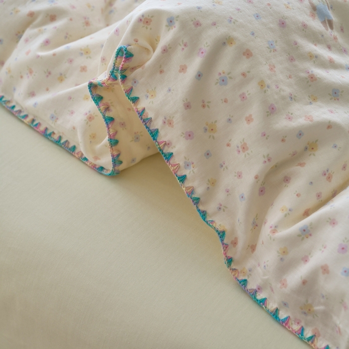 91家纺网 家纺一手货源 找家纺 洋铭区（原狠狠爱） 2025新款全棉彩边双层四件套 小花彩彩