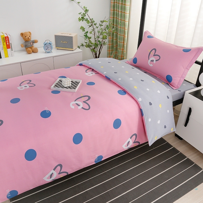 91家纺网 家纺一手货源 找家纺 乐旗家纺 2025新款A类AB版全棉环保印花学生上下铺宿舍三件套六件套 字母甜心