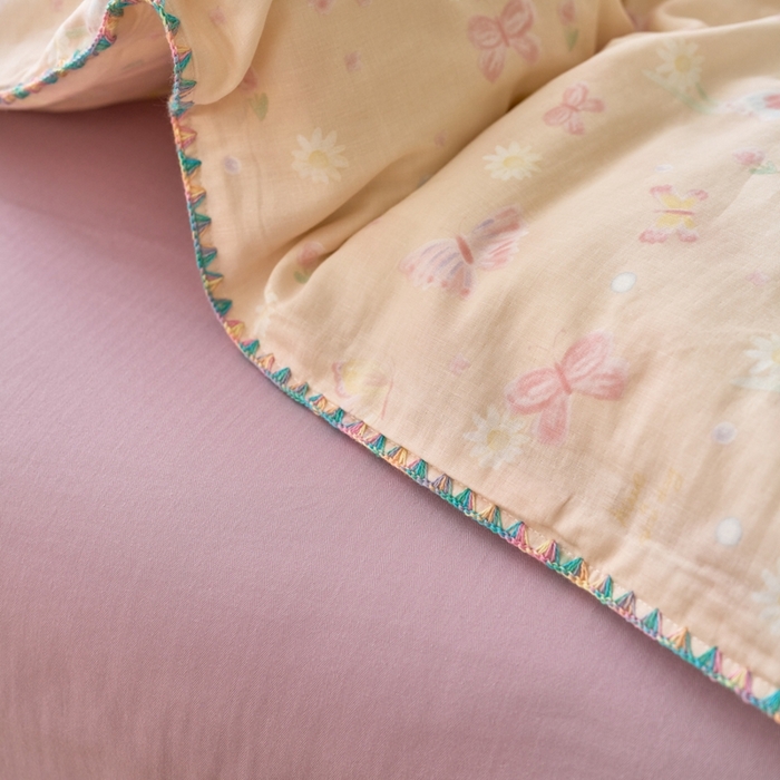 91家纺网 家纺一手货源 找家纺 洋铭区（原狠狠爱） 2025新款全棉彩边双层四件套 蝴蝶粉粉