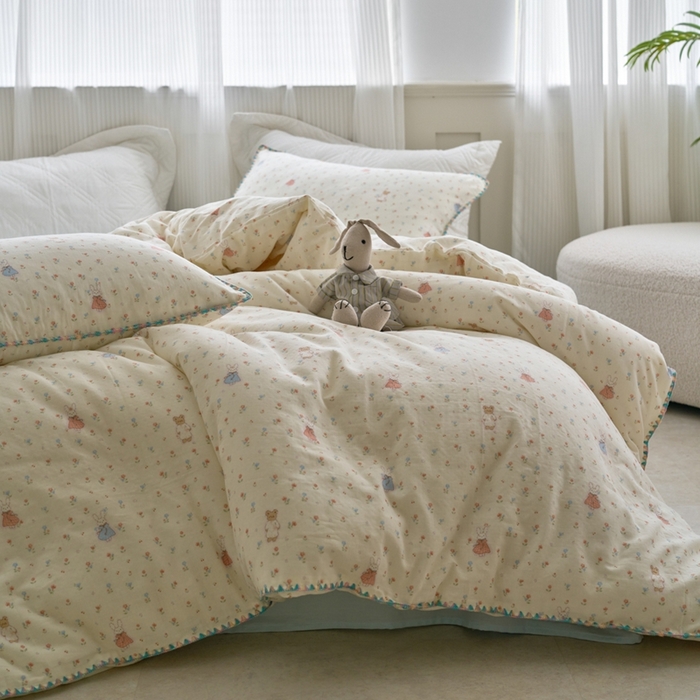 91家纺网 家纺一手货源 找家纺 洋铭区（原狠狠爱） 2025新款全棉彩边双层四件套 花田小兔