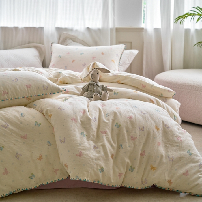 91家纺网 家纺一手货源 找家纺 洋铭区（原狠狠爱） 2025新款全棉彩边双层四件套 彩蝶仙子