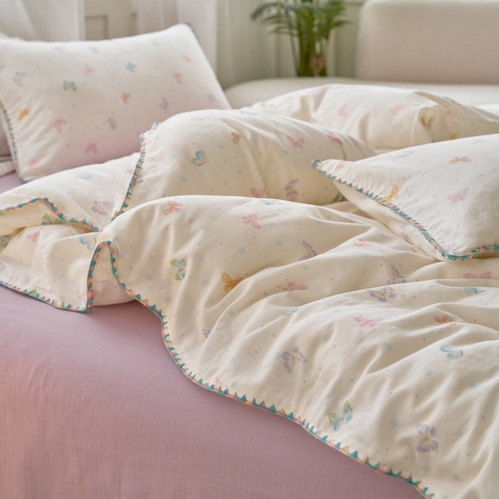 91家纺网 家纺一手货源 找家纺 洋铭区（原狠狠爱） 2025新款全棉彩边双层四件套 彩蝶仙子