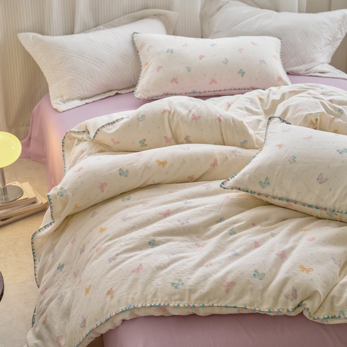 91家纺网 家纺一手货源 找家纺 洋铭区（原狠狠爱） 2025新款全棉彩边双层四件套 彩蝶仙子