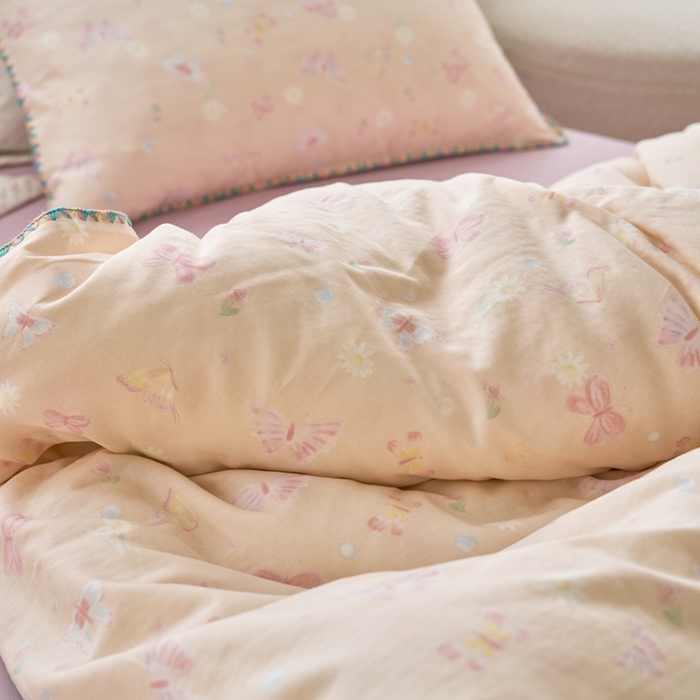 91家纺网 家纺一手货源 找家纺 洋铭区（原狠狠爱） 2025新款全棉彩边双层四件套 蝴蝶粉粉