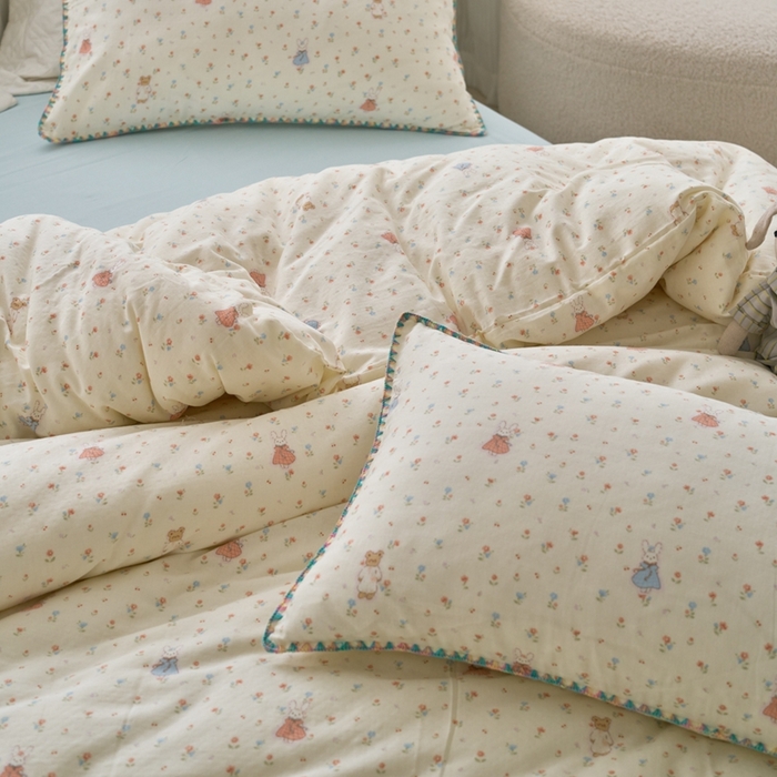 91家纺网 家纺一手货源 找家纺 洋铭区（原狠狠爱） 2025新款全棉彩边双层四件套 花田小兔