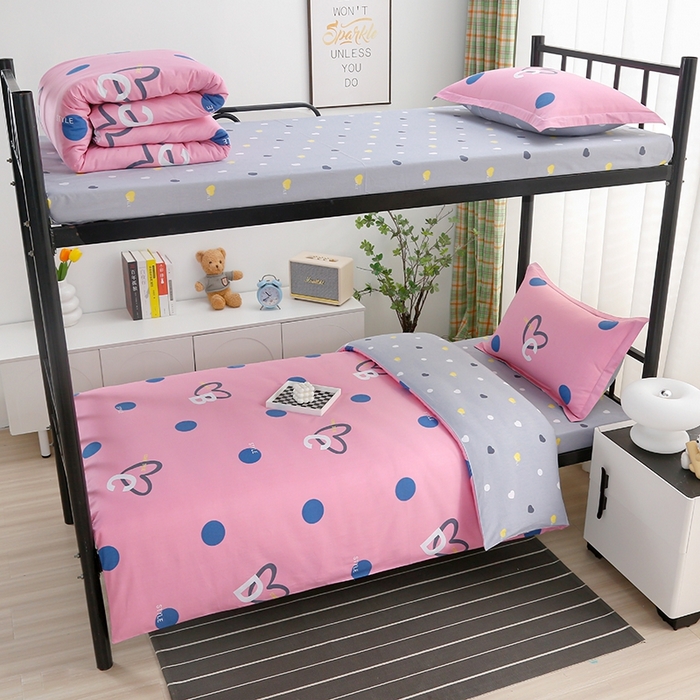 91家纺网 家纺一手货源 找家纺 乐旗家纺 2025新款A类AB版全棉环保印花学生上下铺宿舍三件套六件套 字母甜心