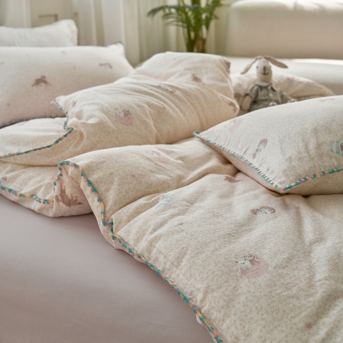 91家纺网 家纺一手货源 找家纺 洋铭区（原狠狠爱） 2025新款全棉彩边双层四件套 小懒猫