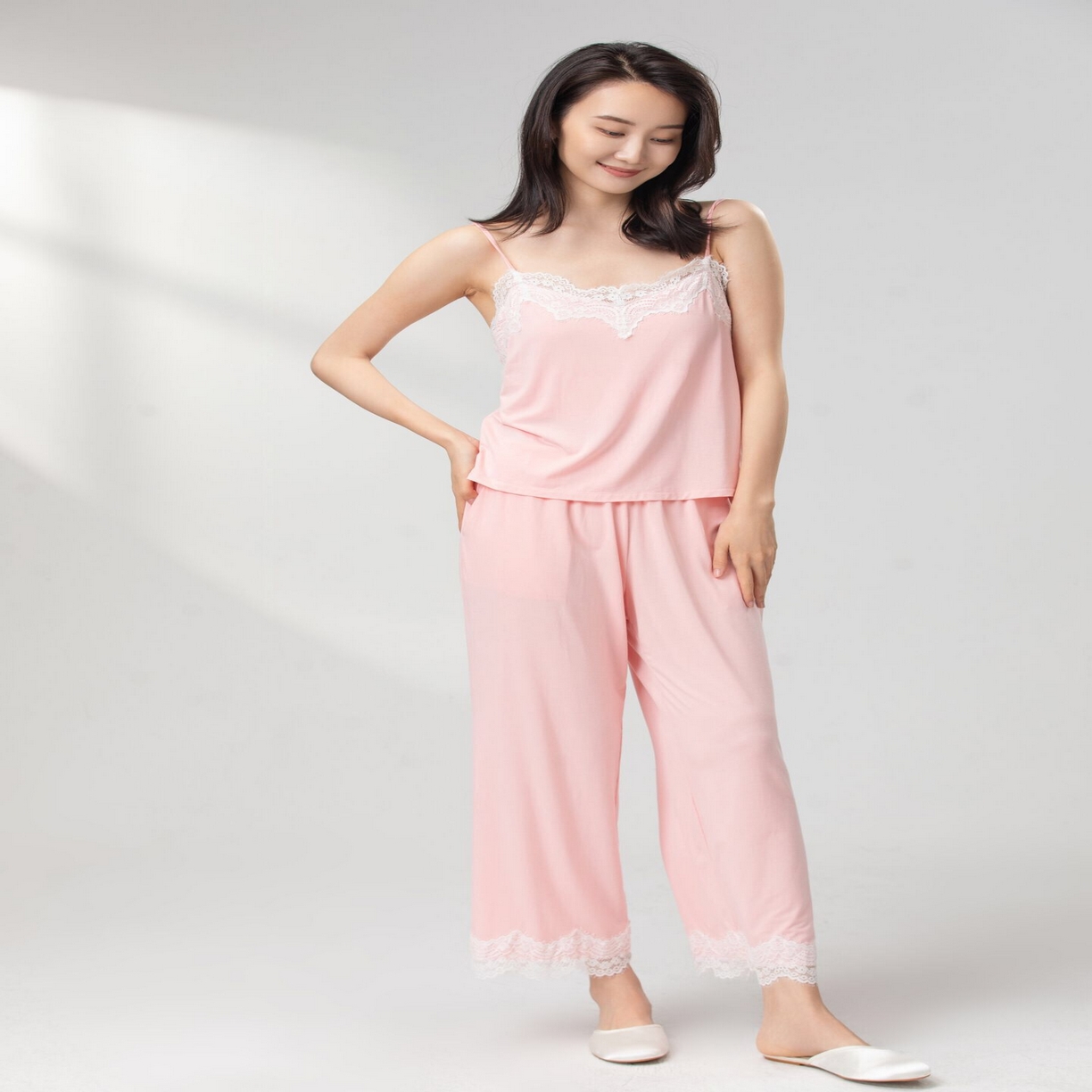 91家纺网 家纺一手货源 找家纺 妍景2025新款莫代尔吊带长裤套装 粉色