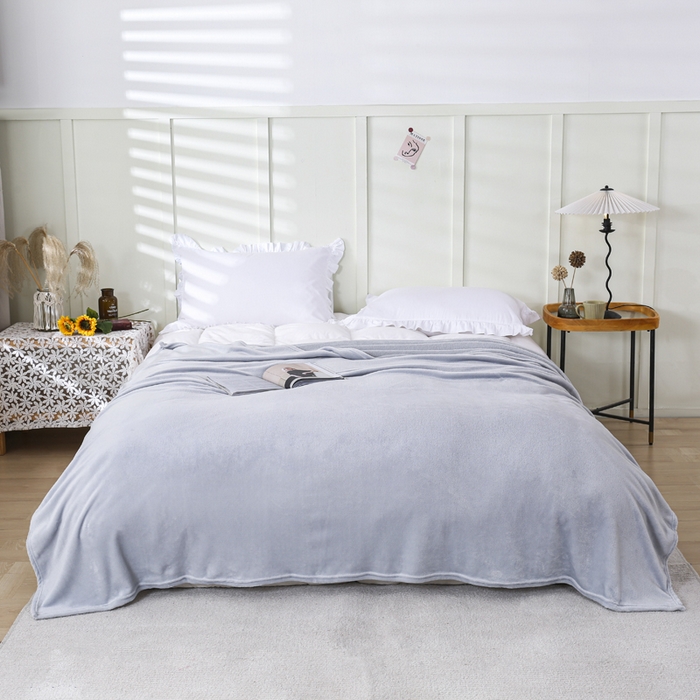 胜百毛毯2025新款素色200克法兰绒毯 浅灰