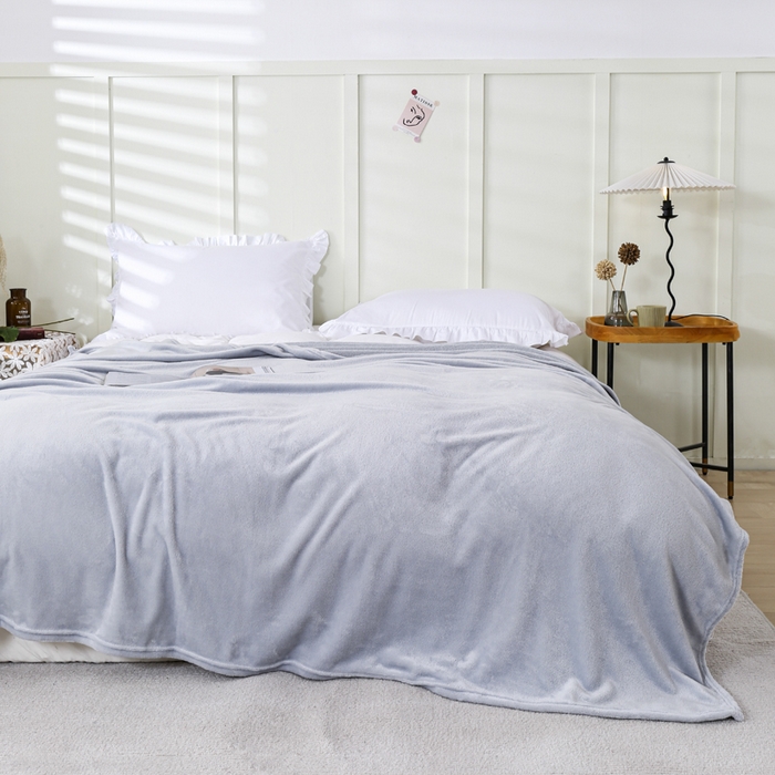 91家纺网 家纺一手货源 找家纺 胜百毛毯2025新款素色200克法兰绒毯 浅灰