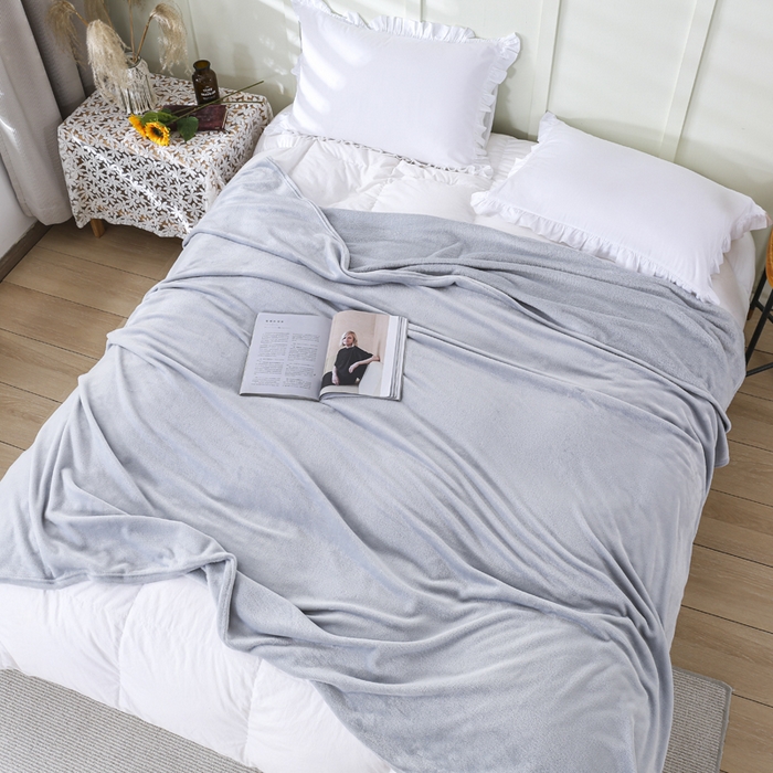 91家纺网 家纺一手货源 找家纺 胜百毛毯2025新款素色200克法兰绒毯 浅灰