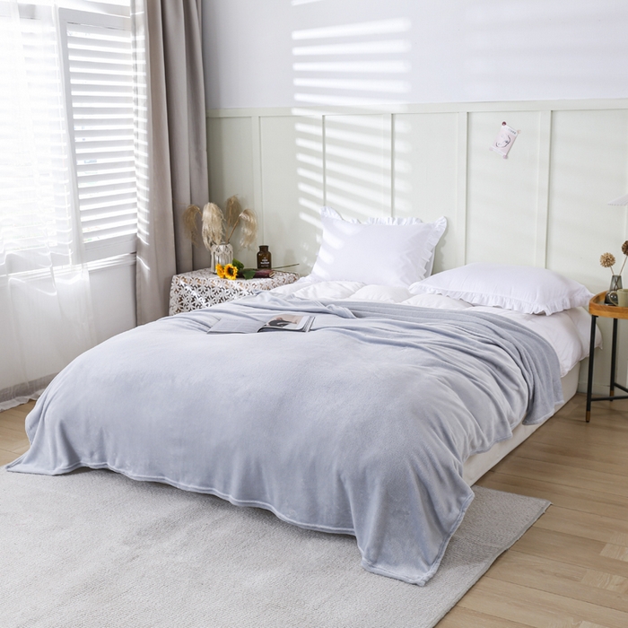 91家纺网 家纺一手货源 找家纺 胜百毛毯2025新款素色200克法兰绒毯 浅灰