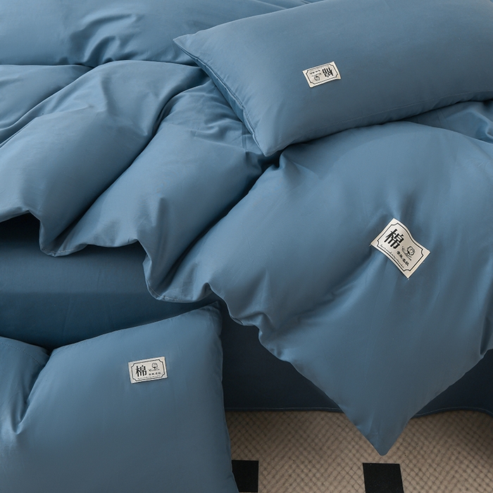 91家纺网 家纺一手货源 找家纺 宇彬家纺 2025直播新款13374全棉母婴级简约轻奢贴画纯色单被套斜纹贡缎新疆长绒贴标款无印风系列 简约-宾利蓝