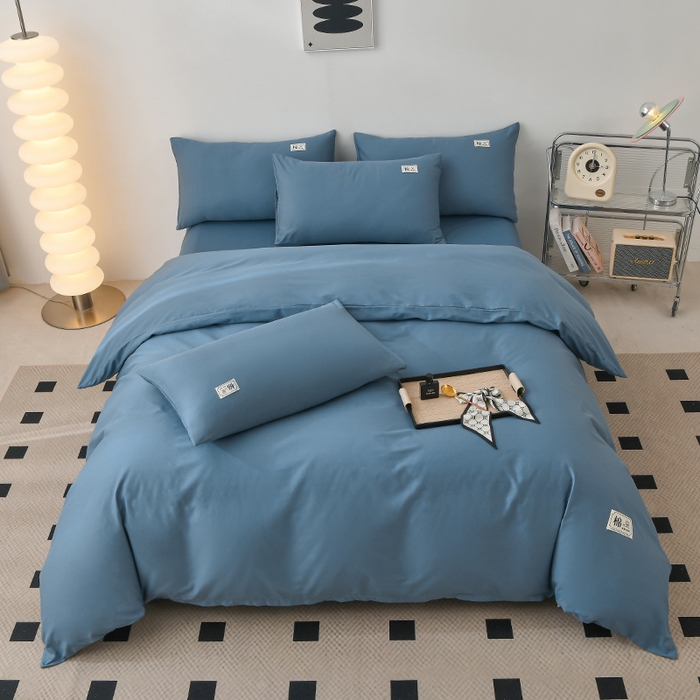 91家纺网 家纺一手货源 找家纺 宇彬家纺 2025直播新款13374全棉母婴级简约轻奢贴画纯色单被套斜纹贡缎新疆长绒贴标款无印风系列 简约-宾利蓝