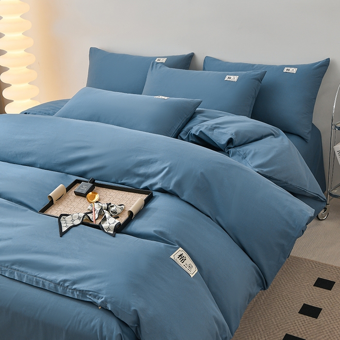 91家纺网 家纺一手货源 找家纺 宇彬家纺 2025直播新款13374全棉母婴级简约轻奢贴画纯色单被套斜纹贡缎新疆长绒贴标款无印风系列 简约-宾利蓝