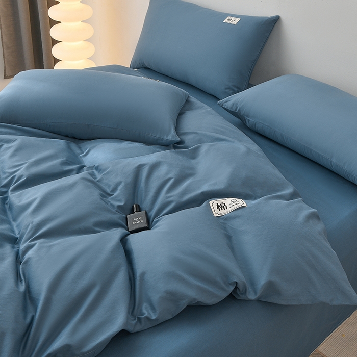 91家纺网 家纺一手货源 找家纺 宇彬家纺 2025直播新款13374全棉母婴级简约轻奢贴画纯色单被套斜纹贡缎新疆长绒贴标款无印风系列 简约-宾利蓝