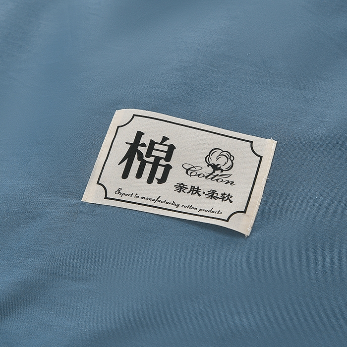 91家纺网 家纺一手货源 找家纺 宇彬家纺 2025直播新款13374全棉母婴级简约轻奢贴画纯色单被套斜纹贡缎新疆长绒贴标款无印风系列 简约-宾利蓝