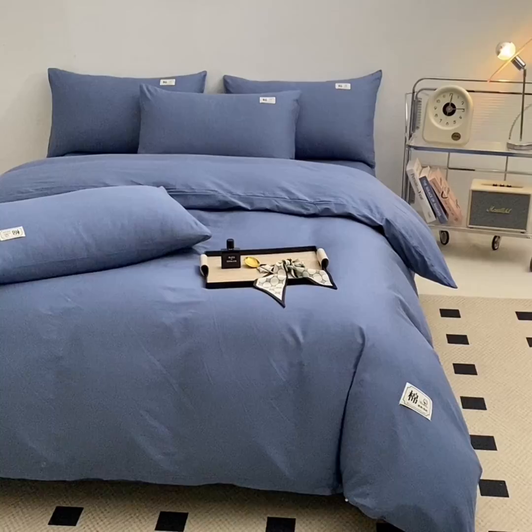 91家纺网 家纺一手货源 找家纺 宇彬家纺 2025直播新款13374全棉母婴级简约轻奢贴画纯色单被套斜纹贡缎新疆长绒贴标款无印风系列 简约-宾利蓝