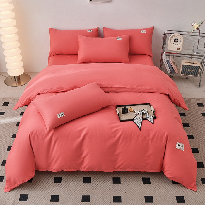 91家纺网 家纺一手货源 找家纺 宇彬家纺 2025直播新款13374全棉母婴级简约轻奢贴画纯色单被套斜纹贡缎新疆长绒贴标款无印风系列 简约-宝石红