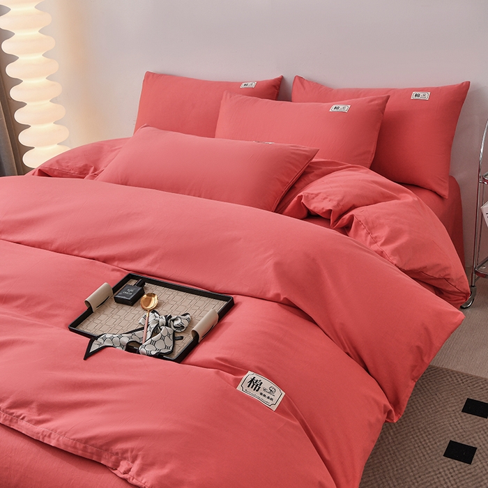 91家纺网 家纺一手货源 找家纺 宇彬家纺 2025直播新款13374全棉母婴级简约轻奢贴画纯色单被套斜纹贡缎新疆长绒贴标款无印风系列 简约-宝石红