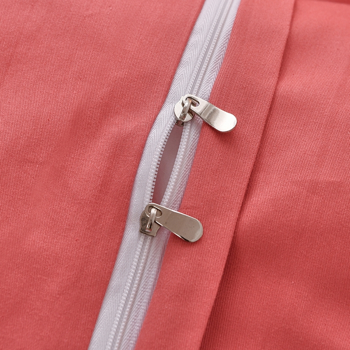 91家纺网 家纺一手货源 找家纺 宇彬家纺 2025直播新款13374全棉母婴级简约轻奢贴画纯色单被套斜纹贡缎新疆长绒贴标款无印风系列 简约-宝石红