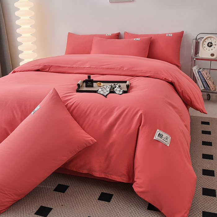 91家纺网 家纺一手货源 找家纺 宇彬家纺 2025直播新款13374全棉母婴级简约轻奢贴画纯色单被套斜纹贡缎新疆长绒贴标款无印风系列 简约-宝石红