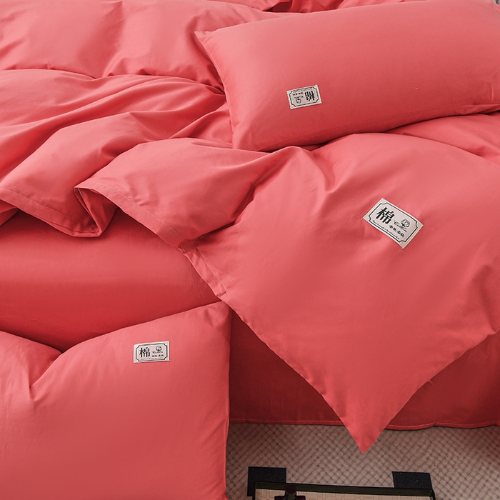 91家纺网 家纺一手货源 找家纺 宇彬家纺 2025直播新款13374全棉母婴级简约轻奢贴画纯色单被套斜纹贡缎新疆长绒贴标款无印风系列 简约-宝石红